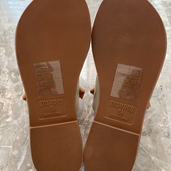 New in Box- Soludos Slotted Thong Leather Sandal- Size 5.5- Platinum color - Picture 9 of 14